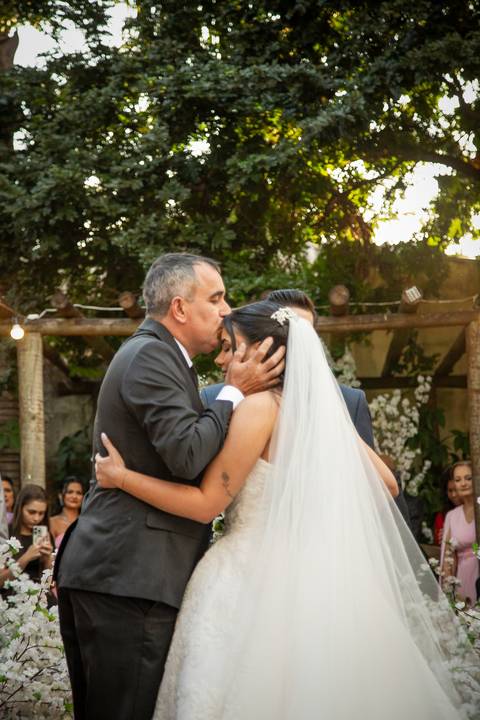 casar-casamento-wedding-cerimonia-make-noiva-noivo-araguari-vestido-maquiagem-buque-madrinha-daniel-custodio-uberlandia-festa-cerimonial-amor-aliança-video-dj-buffet-damas-love-fotografias-fotografo-minas-gerais-carro-pista-banda-cabelo-igreja-padre-reels'