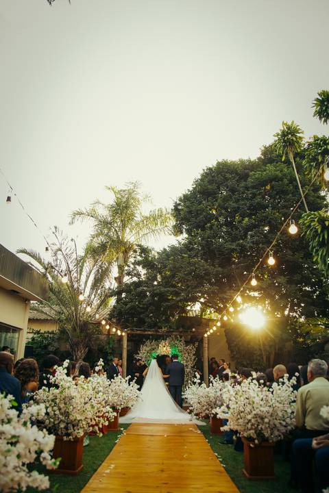 casar-casamento-wedding-cerimonia-make-noiva-noivo-araguari-vestido-maquiagem-buque-madrinha-daniel-custodio-uberlandia-festa-cerimonial-amor-aliança-video-dj-buffet-damas-love-fotografias-fotografo-minas-gerais-carro-pista-banda-cabelo-igreja-padre-reels'