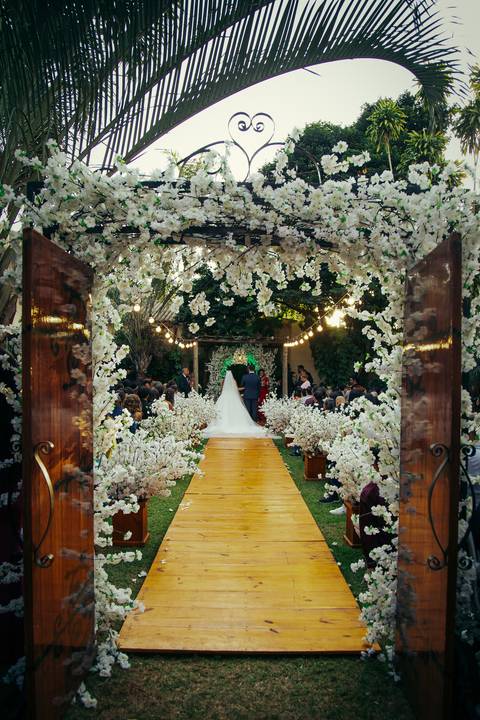 casar-casamento-wedding-cerimonia-make-noiva-noivo-araguari-vestido-maquiagem-buque-madrinha-daniel-custodio-uberlandia-festa-cerimonial-amor-aliança-video-dj-buffet-damas-love-fotografias-fotografo-minas-gerais-carro-pista-banda-cabelo-igreja-padre-reels'