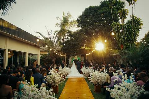 casar-casamento-wedding-cerimonia-make-noiva-noivo-araguari-vestido-maquiagem-buque-madrinha-daniel-custodio-uberlandia-festa-cerimonial-amor-aliança-video-dj-buffet-damas-love-fotografias-fotografo-minas-gerais-carro-pista-banda-cabelo-igreja-padre-reels'