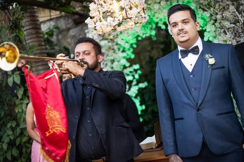 casar-casamento-wedding-cerimonia-make-noiva-noivo-araguari-vestido-maquiagem-buque-madrinha-daniel-custodio-uberlandia-festa-cerimonial-amor-aliança-video-dj-buffet-damas-love-fotografias-fotografo-minas-gerais-carro-pista-banda-cabelo-igreja-padre-reels'