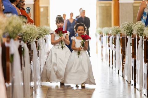 casar-casamento-wedding-cerimonia-make-noiva-noivo-araguari-vestido-maquiagem-buque-madrinha-daniel-custodio-uberlandia-festa-cerimonial-amor-aliança-video-dj-buffet-damas-love-fotografias-fotografo-minas-gerais-carro-pista-banda-cabelo-igreja-padre-reels'