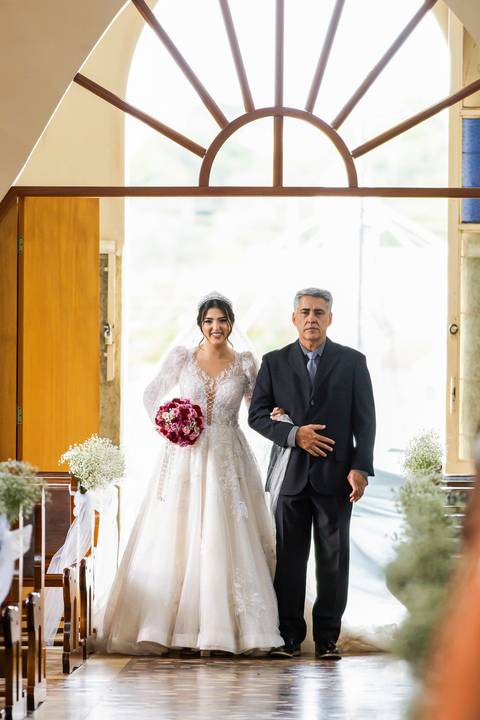 casar-casamento-wedding-cerimonia-make-noiva-noivo-araguari-vestido-maquiagem-buque-madrinha-daniel-custodio-uberlandia-festa-cerimonial-amor-aliança-video-dj-buffet-damas-love-fotografias-fotografo-minas-gerais-carro-pista-banda-cabelo-igreja-padre-reels'