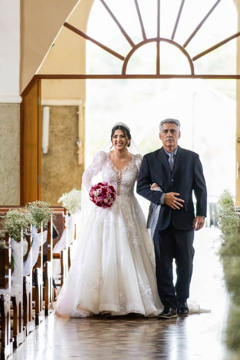 casar-casamento-wedding-cerimonia-make-noiva-noivo-araguari-vestido-maquiagem-buque-madrinha-daniel-custodio-uberlandia-festa-cerimonial-amor-aliança-video-dj-buffet-damas-love-fotografias-fotografo-minas-gerais-carro-pista-banda-cabelo-igreja-padre-reels'