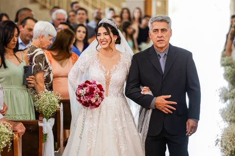 casar-casamento-wedding-cerimonia-make-noiva-noivo-araguari-vestido-maquiagem-buque-madrinha-daniel-custodio-uberlandia-festa-cerimonial-amor-aliança-video-dj-buffet-damas-love-fotografias-fotografo-minas-gerais-carro-pista-banda-cabelo-igreja-padre-reels'