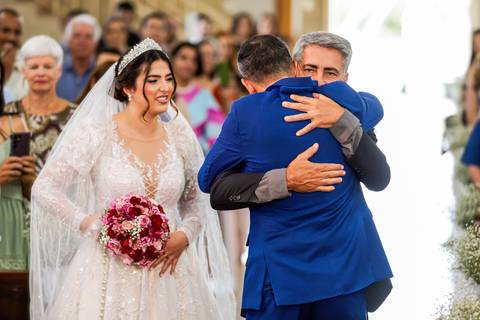 casar-casamento-wedding-cerimonia-make-noiva-noivo-araguari-vestido-maquiagem-buque-madrinha-daniel-custodio-uberlandia-festa-cerimonial-amor-aliança-video-dj-buffet-damas-love-fotografias-fotografo-minas-gerais-carro-pista-banda-cabelo-igreja-padre-reels'