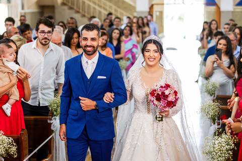 casar-casamento-wedding-cerimonia-make-noiva-noivo-araguari-vestido-maquiagem-buque-madrinha-daniel-custodio-uberlandia-festa-cerimonial-amor-aliança-video-dj-buffet-damas-love-fotografias-fotografo-minas-gerais-carro-pista-banda-cabelo-igreja-padre-reels'