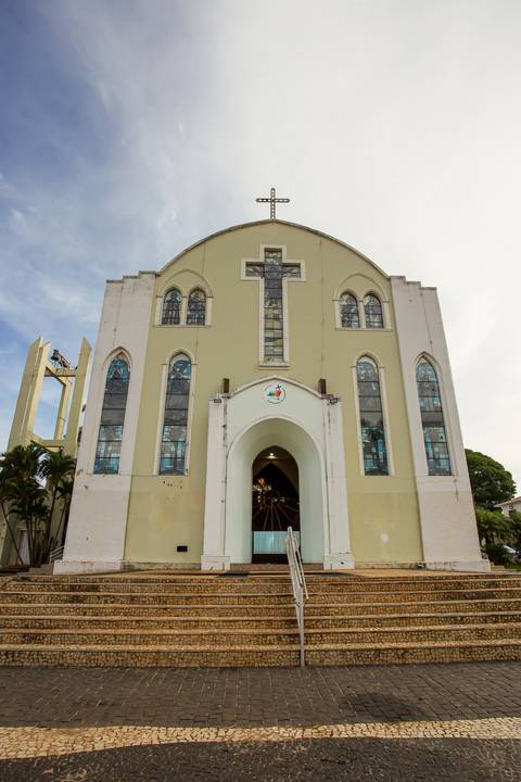 casar-casamento-wedding-cerimonia-make-noiva-noivo-araguari-vestido-maquiagem-buque-madrinha-daniel-custodio-uberlandia-festa-cerimonial-amor-aliança-video-dj-buffet-damas-love-fotografias-fotografo-minas-gerais-carro-pista-banda-cabelo-igreja-padre-reels'