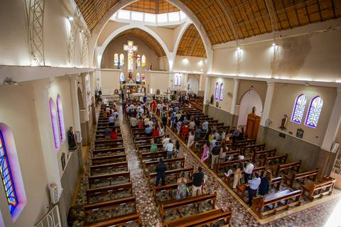 casar-casamento-wedding-cerimonia-make-noiva-noivo-araguari-vestido-maquiagem-buque-madrinha-daniel-custodio-uberlandia-festa-cerimonial-amor-aliança-video-dj-buffet-damas-love-fotografias-fotografo-minas-gerais-carro-pista-banda-cabelo-igreja-padre-reels'