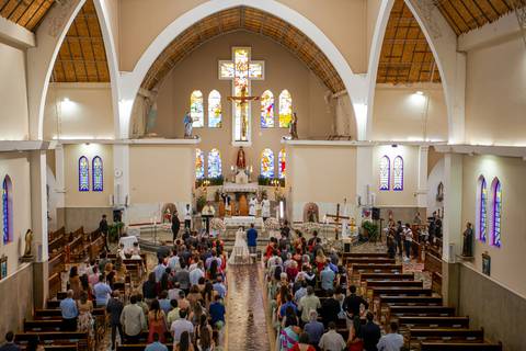 casar-casamento-wedding-cerimonia-make-noiva-noivo-araguari-vestido-maquiagem-buque-madrinha-daniel-custodio-uberlandia-festa-cerimonial-amor-aliança-video-dj-buffet-damas-love-fotografias-fotografo-minas-gerais-carro-pista-banda-cabelo-igreja-padre-reels'