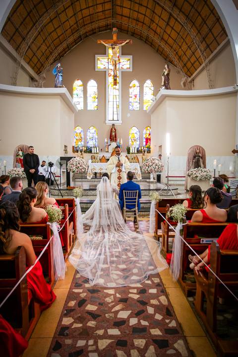 casar-casamento-wedding-cerimonia-make-noiva-noivo-araguari-vestido-maquiagem-buque-madrinha-daniel-custodio-uberlandia-festa-cerimonial-amor-aliança-video-dj-buffet-damas-love-fotografias-fotografo-minas-gerais-carro-pista-banda-cabelo-igreja-padre-reels'
