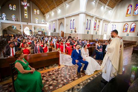 casar-casamento-wedding-cerimonia-make-noiva-noivo-araguari-vestido-maquiagem-buque-madrinha-daniel-custodio-uberlandia-festa-cerimonial-amor-aliança-video-dj-buffet-damas-love-fotografias-fotografo-minas-gerais-carro-pista-banda-cabelo-igreja-padre-reels'