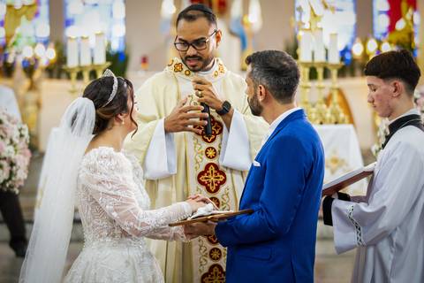 casar-casamento-wedding-cerimonia-make-noiva-noivo-araguari-vestido-maquiagem-buque-madrinha-daniel-custodio-uberlandia-festa-cerimonial-amor-aliança-video-dj-buffet-damas-love-fotografias-fotografo-minas-gerais-carro-pista-banda-cabelo-igreja-padre-reels'