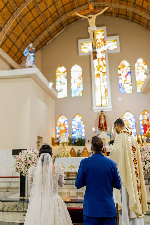 casar-casamento-wedding-cerimonia-make-noiva-noivo-araguari-vestido-maquiagem-buque-madrinha-daniel-custodio-uberlandia-festa-cerimonial-amor-aliança-video-dj-buffet-damas-love-fotografias-fotografo-minas-gerais-carro-pista-banda-cabelo-igreja-padre-reels'