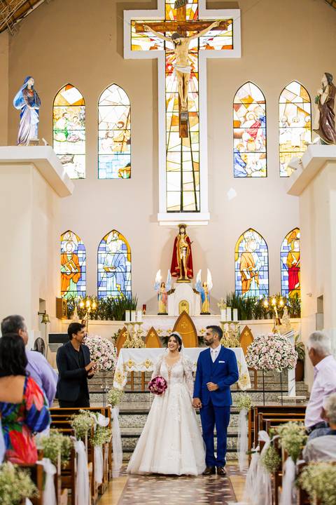 casar-casamento-wedding-cerimonia-make-noiva-noivo-araguari-vestido-maquiagem-buque-madrinha-daniel-custodio-uberlandia-festa-cerimonial-amor-aliança-video-dj-buffet-damas-love-fotografias-fotografo-minas-gerais-carro-pista-banda-cabelo-igreja-padre-reels'