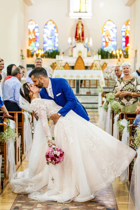 casar-casamento-wedding-cerimonia-make-noiva-noivo-araguari-vestido-maquiagem-buque-madrinha-daniel-custodio-uberlandia-festa-cerimonial-amor-aliança-video-dj-buffet-damas-love-fotografias-fotografo-minas-gerais-carro-pista-banda-cabelo-igreja-padre-reels'