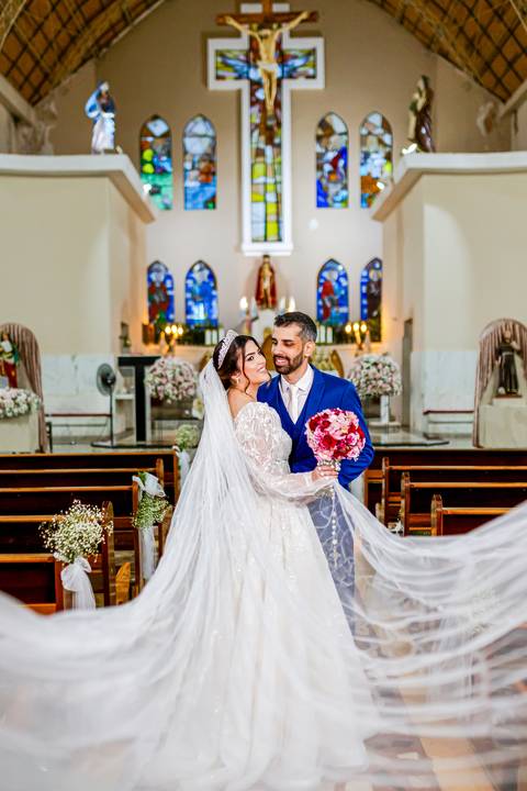 casar-casamento-wedding-cerimonia-make-noiva-noivo-araguari-vestido-maquiagem-buque-madrinha-daniel-custodio-uberlandia-festa-cerimonial-amor-aliança-video-dj-buffet-damas-love-fotografias-fotografo-minas-gerais-carro-pista-banda-cabelo-igreja-padre-reels'