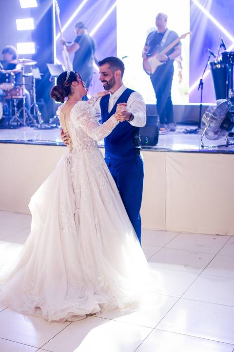 casar-casamento-wedding-cerimonia-make-noiva-noivo-araguari-vestido-maquiagem-buque-madrinha-daniel-custodio-uberlandia-festa-cerimonial-amor-aliança-video-dj-buffet-damas-love-fotografias-fotografo-minas-gerais-carro-pista-banda-cabelo-igreja-padre-reels'