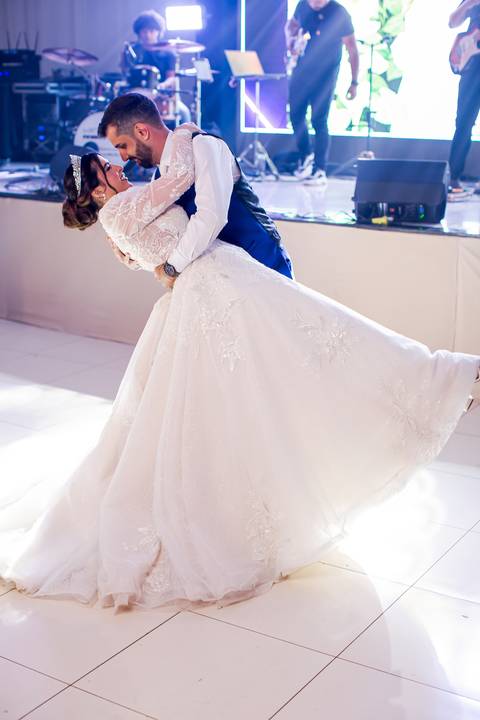 casar-casamento-wedding-cerimonia-make-noiva-noivo-araguari-vestido-maquiagem-buque-madrinha-daniel-custodio-uberlandia-festa-cerimonial-amor-aliança-video-dj-buffet-damas-love-fotografias-fotografo-minas-gerais-carro-pista-banda-cabelo-igreja-padre-reels'