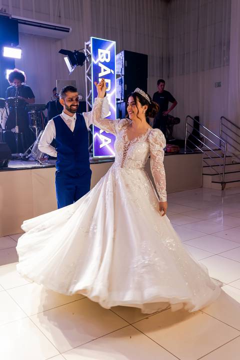 casar-casamento-wedding-cerimonia-make-noiva-noivo-araguari-vestido-maquiagem-buque-madrinha-daniel-custodio-uberlandia-festa-cerimonial-amor-aliança-video-dj-buffet-damas-love-fotografias-fotografo-minas-gerais-carro-pista-banda-cabelo-igreja-padre-reels'