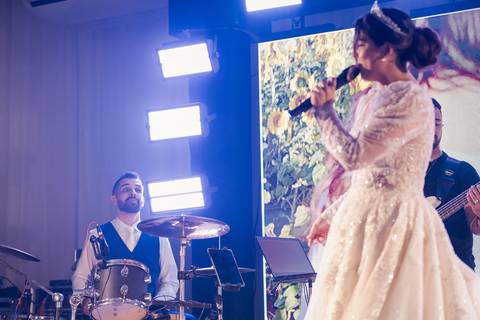 casar-casamento-wedding-cerimonia-make-noiva-noivo-araguari-vestido-maquiagem-buque-madrinha-daniel-custodio-uberlandia-festa-cerimonial-amor-aliança-video-dj-buffet-damas-love-fotografias-fotografo-minas-gerais-carro-pista-banda-cabelo-igreja-padre-reels'