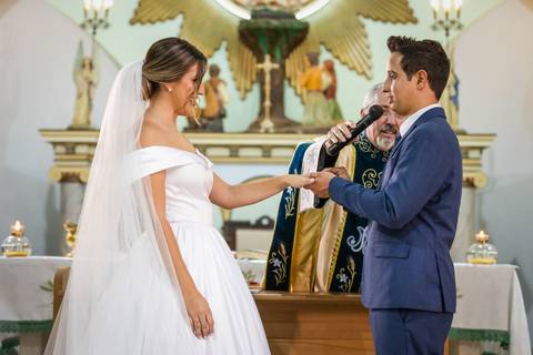 casar-casamento-wedding-cerimonia-make-noiva-noivo-araguari-vestido-maquiagem-buque-madrinha-daniel-custodio-uberlandia-festa-cerimonial-amor-aliança-video-dj-buffet-damas-love-fotografias-fotografo-minas-gerais-carro-pista-banda-cabelo-igreja-padre-reels'