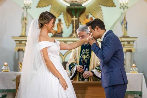 casar-casamento-wedding-cerimonia-make-noiva-noivo-araguari-vestido-maquiagem-buque-madrinha-daniel-custodio-uberlandia-festa-cerimonial-amor-aliança-video-dj-buffet-damas-love-fotografias-fotografo-minas-gerais-carro-pista-banda-cabelo-igreja-padre-reels'