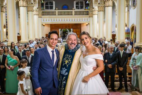 casar-casamento-wedding-cerimonia-make-noiva-noivo-araguari-vestido-maquiagem-buque-madrinha-daniel-custodio-uberlandia-festa-cerimonial-amor-aliança-video-dj-buffet-damas-love-fotografias-fotografo-minas-gerais-carro-pista-banda-cabelo-igreja-padre-reels'