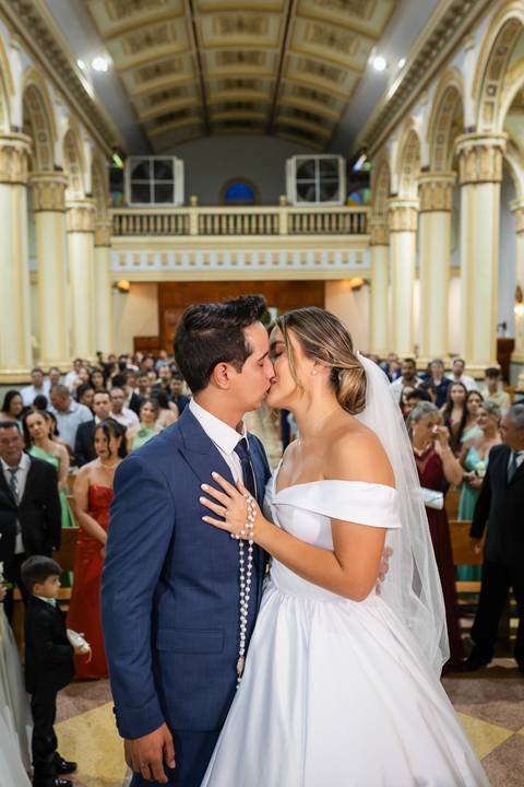 casar-casamento-wedding-cerimonia-make-noiva-noivo-araguari-vestido-maquiagem-buque-madrinha-daniel-custodio-uberlandia-festa-cerimonial-amor-aliança-video-dj-buffet-damas-love-fotografias-fotografo-minas-gerais-carro-pista-banda-cabelo-igreja-padre-reels'