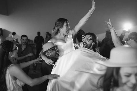 casar-casamento-wedding-cerimonia-make-noiva-noivo-araguari-vestido-maquiagem-buque-madrinha-daniel-custodio-uberlandia-festa-cerimonial-amor-aliança-video-dj-buffet-damas-love-fotografias-fotografo-minas-gerais-carro-pista-banda-cabelo-igreja-padre-reels'