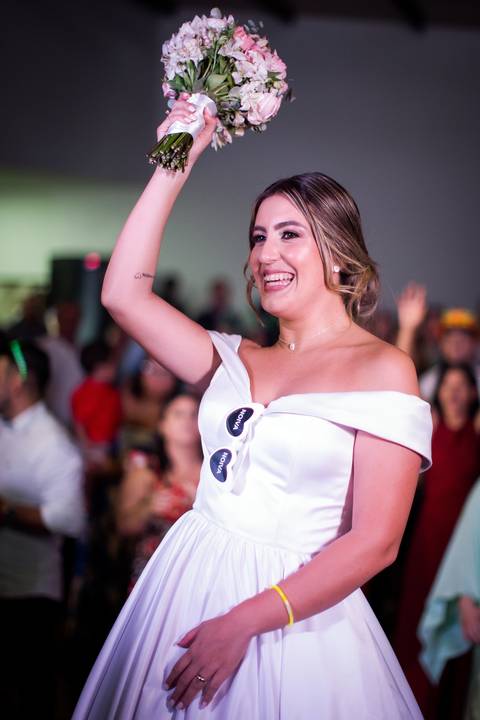 casar-casamento-wedding-cerimonia-make-noiva-noivo-araguari-vestido-maquiagem-buque-madrinha-daniel-custodio-uberlandia-festa-cerimonial-amor-aliança-video-dj-buffet-damas-love-fotografias-fotografo-minas-gerais-carro-pista-banda-cabelo-igreja-padre-reels'