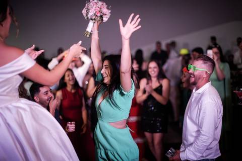 casar-casamento-wedding-cerimonia-make-noiva-noivo-araguari-vestido-maquiagem-buque-madrinha-daniel-custodio-uberlandia-festa-cerimonial-amor-aliança-video-dj-buffet-damas-love-fotografias-fotografo-minas-gerais-carro-pista-banda-cabelo-igreja-padre-reels'