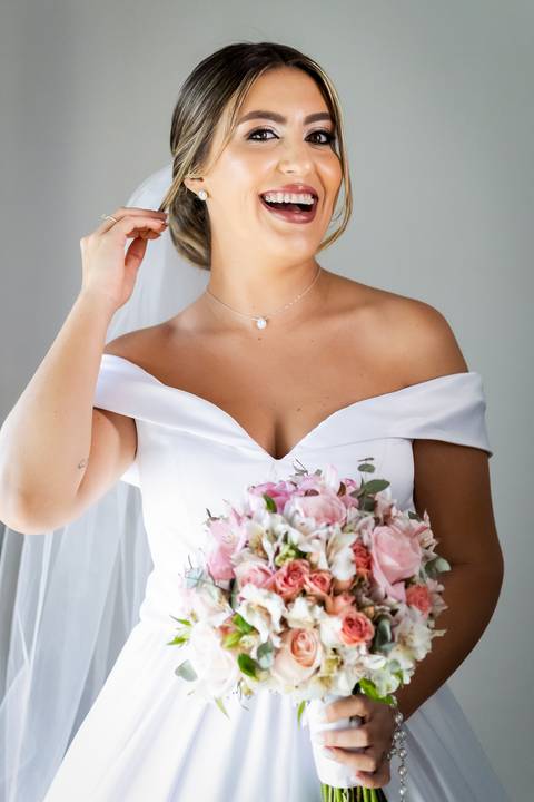 casar-casamento-wedding-cerimonia-make-noiva-noivo-araguari-vestido-maquiagem-buque-madrinha-daniel-custodio-uberlandia-festa-cerimonial-amor-aliança-video-dj-buffet-damas-love-fotografias-fotografo-minas-gerais-carro-pista-banda-cabelo-igreja-padre-reels'