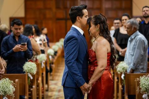 casar-casamento-wedding-cerimonia-make-noiva-noivo-araguari-vestido-maquiagem-buque-madrinha-daniel-custodio-uberlandia-festa-cerimonial-amor-aliança-video-dj-buffet-damas-love-fotografias-fotografo-minas-gerais-carro-pista-banda-cabelo-igreja-padre-reels'