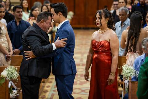 casar-casamento-wedding-cerimonia-make-noiva-noivo-araguari-vestido-maquiagem-buque-madrinha-daniel-custodio-uberlandia-festa-cerimonial-amor-aliança-video-dj-buffet-damas-love-fotografias-fotografo-minas-gerais-carro-pista-banda-cabelo-igreja-padre-reels'