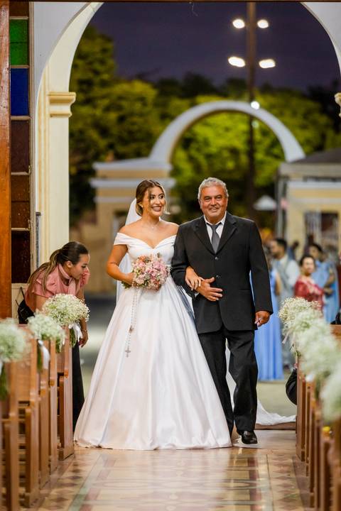 casar-casamento-wedding-cerimonia-make-noiva-noivo-araguari-vestido-maquiagem-buque-madrinha-daniel-custodio-uberlandia-festa-cerimonial-amor-aliança-video-dj-buffet-damas-love-fotografias-fotografo-minas-gerais-carro-pista-banda-cabelo-igreja-padre-reels'
