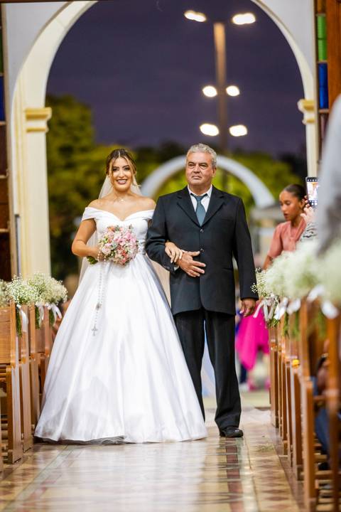 casar-casamento-wedding-cerimonia-make-noiva-noivo-araguari-vestido-maquiagem-buque-madrinha-daniel-custodio-uberlandia-festa-cerimonial-amor-aliança-video-dj-buffet-damas-love-fotografias-fotografo-minas-gerais-carro-pista-banda-cabelo-igreja-padre-reels'