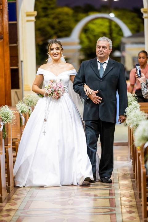 casar-casamento-wedding-cerimonia-make-noiva-noivo-araguari-vestido-maquiagem-buque-madrinha-daniel-custodio-uberlandia-festa-cerimonial-amor-aliança-video-dj-buffet-damas-love-fotografias-fotografo-minas-gerais-carro-pista-banda-cabelo-igreja-padre-reels'