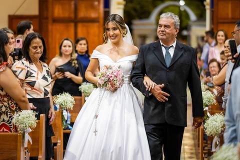 casar-casamento-wedding-cerimonia-make-noiva-noivo-araguari-vestido-maquiagem-buque-madrinha-daniel-custodio-uberlandia-festa-cerimonial-amor-aliança-video-dj-buffet-damas-love-fotografias-fotografo-minas-gerais-carro-pista-banda-cabelo-igreja-padre-reels'