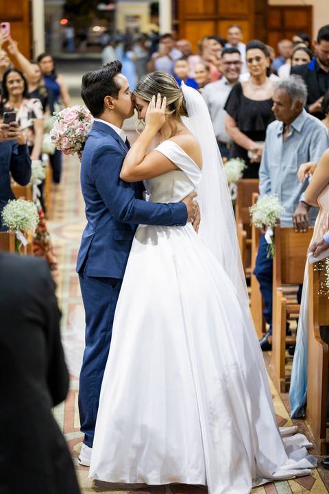 casar-casamento-wedding-cerimonia-make-noiva-noivo-araguari-vestido-maquiagem-buque-madrinha-daniel-custodio-uberlandia-festa-cerimonial-amor-aliança-video-dj-buffet-damas-love-fotografias-fotografo-minas-gerais-carro-pista-banda-cabelo-igreja-padre-reels'