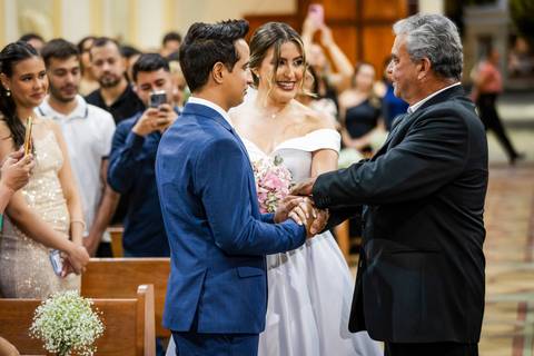 casar-casamento-wedding-cerimonia-make-noiva-noivo-araguari-vestido-maquiagem-buque-madrinha-daniel-custodio-uberlandia-festa-cerimonial-amor-aliança-video-dj-buffet-damas-love-fotografias-fotografo-minas-gerais-carro-pista-banda-cabelo-igreja-padre-reels'