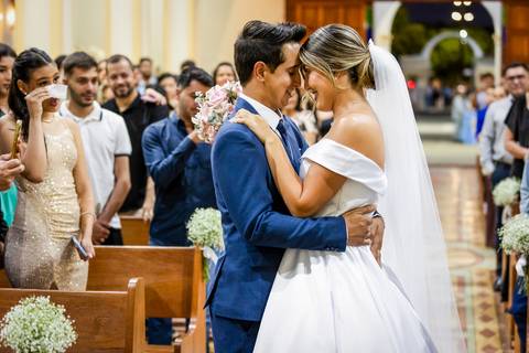 casar-casamento-wedding-cerimonia-make-noiva-noivo-araguari-vestido-maquiagem-buque-madrinha-daniel-custodio-uberlandia-festa-cerimonial-amor-aliança-video-dj-buffet-damas-love-fotografias-fotografo-minas-gerais-carro-pista-banda-cabelo-igreja-padre-reels'