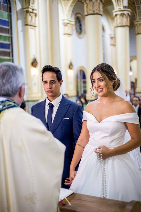 casar-casamento-wedding-cerimonia-make-noiva-noivo-araguari-vestido-maquiagem-buque-madrinha-daniel-custodio-uberlandia-festa-cerimonial-amor-aliança-video-dj-buffet-damas-love-fotografias-fotografo-minas-gerais-carro-pista-banda-cabelo-igreja-padre-reels'