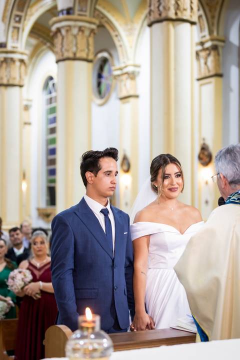 casar-casamento-wedding-cerimonia-make-noiva-noivo-araguari-vestido-maquiagem-buque-madrinha-daniel-custodio-uberlandia-festa-cerimonial-amor-aliança-video-dj-buffet-damas-love-fotografias-fotografo-minas-gerais-carro-pista-banda-cabelo-igreja-padre-reels'