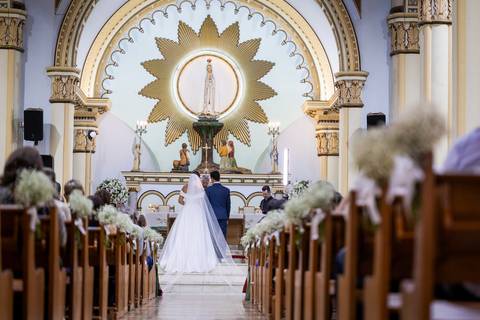 casar-casamento-wedding-cerimonia-make-noiva-noivo-araguari-vestido-maquiagem-buque-madrinha-daniel-custodio-uberlandia-festa-cerimonial-amor-aliança-video-dj-buffet-damas-love-fotografias-fotografo-minas-gerais-carro-pista-banda-cabelo-igreja-padre-reels'