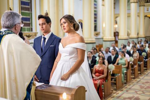 casar-casamento-wedding-cerimonia-make-noiva-noivo-araguari-vestido-maquiagem-buque-madrinha-daniel-custodio-uberlandia-festa-cerimonial-amor-aliança-video-dj-buffet-damas-love-fotografias-fotografo-minas-gerais-carro-pista-banda-cabelo-igreja-padre-reels'