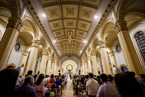 casar-casamento-wedding-cerimonia-make-noiva-noivo-araguari-vestido-maquiagem-buque-madrinha-daniel-custodio-uberlandia-festa-cerimonial-amor-aliança-video-dj-buffet-damas-love-fotografias-fotografo-minas-gerais-carro-pista-banda-cabelo-igreja-padre-reels'