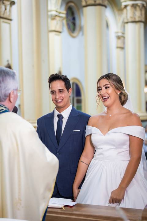 casar-casamento-wedding-cerimonia-make-noiva-noivo-araguari-vestido-maquiagem-buque-madrinha-daniel-custodio-uberlandia-festa-cerimonial-amor-aliança-video-dj-buffet-damas-love-fotografias-fotografo-minas-gerais-carro-pista-banda-cabelo-igreja-padre-reels'