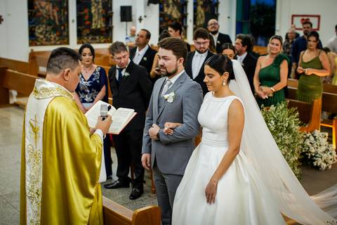 casar-casamento-wedding-cerimonia-make-noiva-noivo-araguari-vestido-maquiagem-buque-madrinha-daniel-custodio-uberlandia-festa-cerimonial-amor-aliança-video-dj-buffet-damas-love-fotografias-fotografo-minas-gerais-carro-pista-banda-cabelo-igreja-padre-reels'