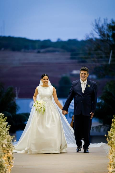 casar-casamento-wedding-cerimonia-make-noiva-noivo-araguari-vestido-maquiagem-buque-madrinha-daniel-custodio-uberlandia-festa-cerimonial-amor-aliança-video-dj-buffet-damas-love-fotografias-fotografo-minas-gerais-carro-pista-banda-cabelo-igreja-padre-reels'